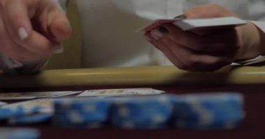 Poker dağıtıcısı tam deste iskambil kağıtlarını karıştırıyor