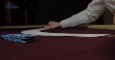 Poker dağıtıcısı tam deste iskambil kağıtlarını karıştırıyor