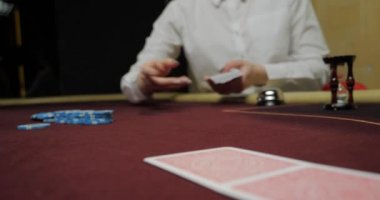 Poker dağıtıcısı tam deste iskambil kağıtlarını karıştırıyor