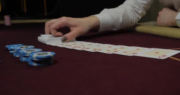 Poker Dealer Schuifelen Volledige Dek Van Speelkaarten — Stockvideo
