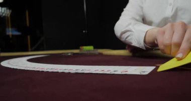Poker dağıtıcısı tam deste iskambil kağıtlarını karıştırıyor