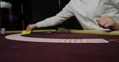 Poker dağıtıcısı tam deste iskambil kağıtlarını karıştırıyor