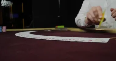 Poker dağıtıcısı tam deste iskambil kağıtlarını karıştırıyor