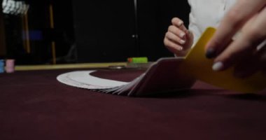 Poker dağıtıcısı tam deste iskambil kağıtlarını karıştırıyor
