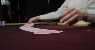 Poker dağıtıcısı tam deste iskambil kağıtlarını karıştırıyor