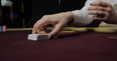 Poker dağıtıcısı tam deste iskambil kağıtlarını karıştırıyor