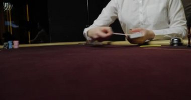 Poker dağıtıcısı tam deste iskambil kağıtlarını karıştırıyor