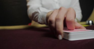 Poker dağıtıcısı tam deste iskambil kağıtlarını karıştırıyor