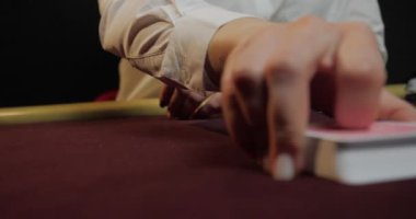 Poker dağıtıcısı tam deste iskambil kağıtlarını karıştırıyor