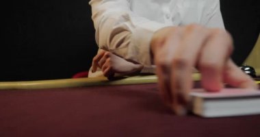 Poker dağıtıcısı tam deste iskambil kağıtlarını karıştırıyor