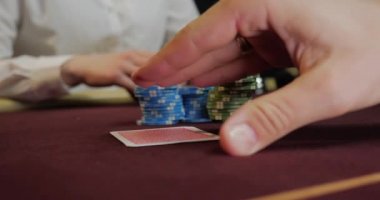 Poker dağıtıcısı tam deste iskambil kağıtlarını karıştırıyor
