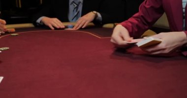 Poker dağıtıcısı tam deste iskambil kağıtlarını karıştırıyor