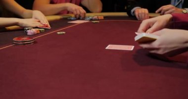 Poker dağıtıcısı tam deste iskambil kağıtlarını karıştırıyor