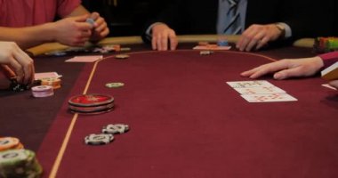 Satıcı poker kartlarını karıştırır.