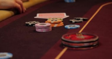 Satıcı poker kartlarını karıştırır.