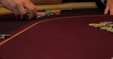 Poker dağıtıcısı tam deste iskambil kağıtlarını karıştırıyor