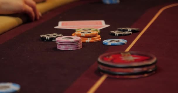 Negociante Embaralha Cartas Poker — Vídeo de Stock