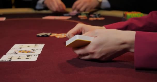 Der Dealer Mischt Die Pokerkarten — Stockvideo