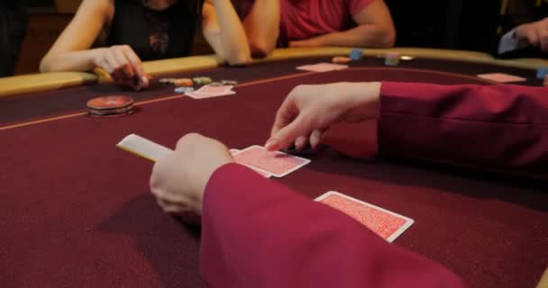 Дилер Тасует Покерные Карты — стоковое видео