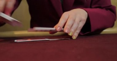 Poker dağıtıcısı tam deste iskambil kağıtlarını karıştırıyor