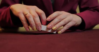 Poker dağıtıcısı tam deste iskambil kağıtlarını karıştırıyor