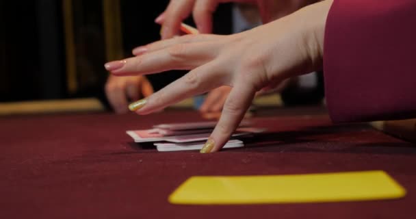 Покер Дилер Перетасовывает Полную Колоду Игральных Карт — стоковое видео