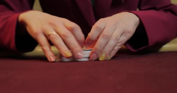 Покер Дилер Перетасовывает Полную Колоду Игральных Карт — стоковое видео