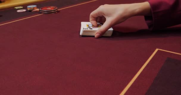 Poker Dealer Schuifelen Volledige Dek Van Speelkaarten — Stockvideo