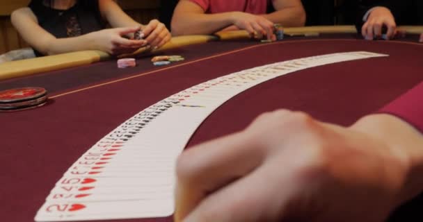 Poker Återförsäljare Blanda Full Kortlek Med Spelkort — Stockvideo