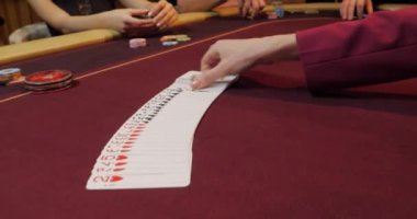 Poker dağıtıcısı tam deste iskambil kağıtlarını karıştırıyor