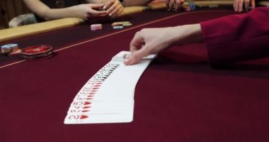 Satıcı poker kartlarını karıştırır.