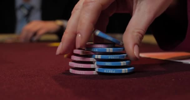 Леди положить фишки для покера на стол, ставки казино, шансы на победу и удачу Стоковый Видеоролик