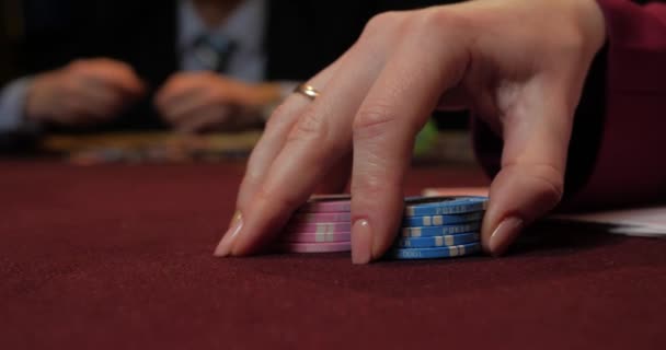 女士把扑克筹码行放在桌子上 赌场投注 获胜和财富的机会 — 图库视频影像