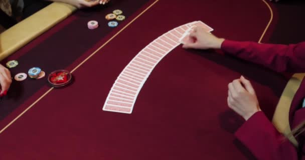 Krupier Tasuje Karty Pokerowe — Wideo stockowe