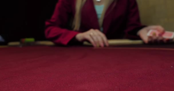 Patatine Volanti Del Casinò Fiches Del Casinò Cadono Sulla Superficie — Video Stock