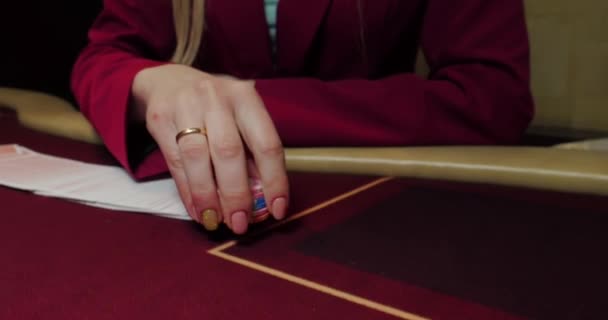 Patatine Volanti Del Casinò Fiches Del Casinò Cadono Sulla Superficie — Video Stock