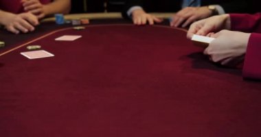 Satıcı poker kartlarını karıştırır.