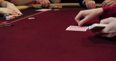 Satıcı poker kartlarını karıştırır.