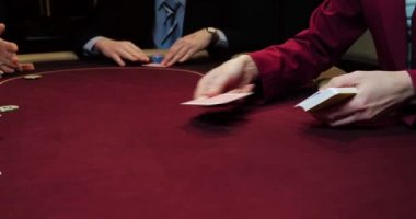 Satıcı poker kartlarını karıştırır.