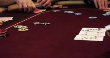 Satıcı poker kartlarını karıştırır.