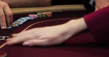 Satıcı poker kartlarını karıştırır.