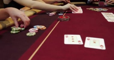 Satıcı poker kartlarını karıştırır.
