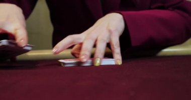 Kumarhane masasında fişleri olan bir poker oyuncusu.