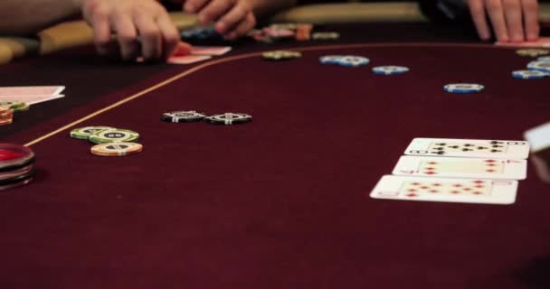 Negociante Embaralha Cartas Poker — Vídeo de Stock