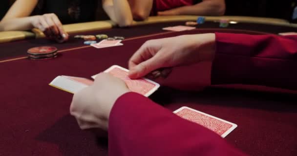 Negociante Embaralha Cartas Poker — Vídeo de Stock