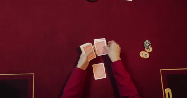 Dealer Blandar Pokerkorten — Stockvideo