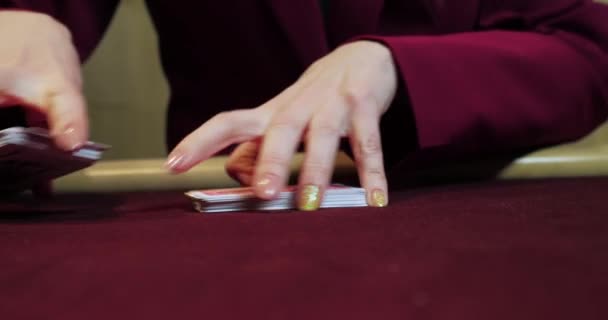 Jogador Poker Revendedor Com Fichas Mesa Casino — Vídeo de Stock