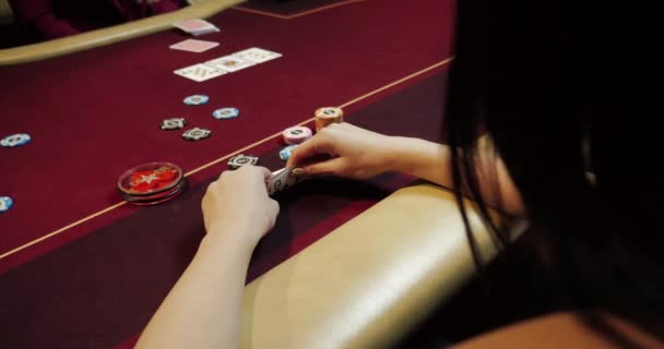 Люди Играют Покер Мужчина Смотрит Свои Карты Толкает Фишки Олл — стоковое видео
