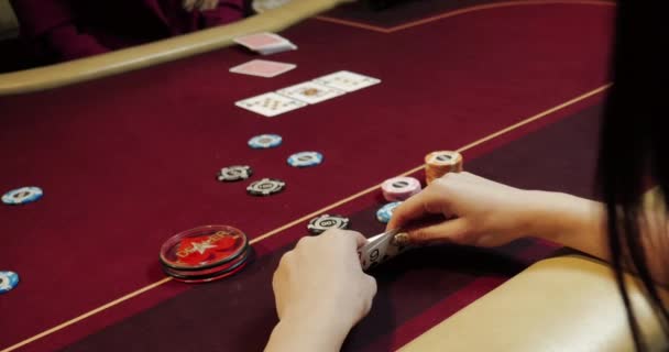 玩扑克的人 男人看着他的牌 推着筹码 全攻全守 — 图库视频影像