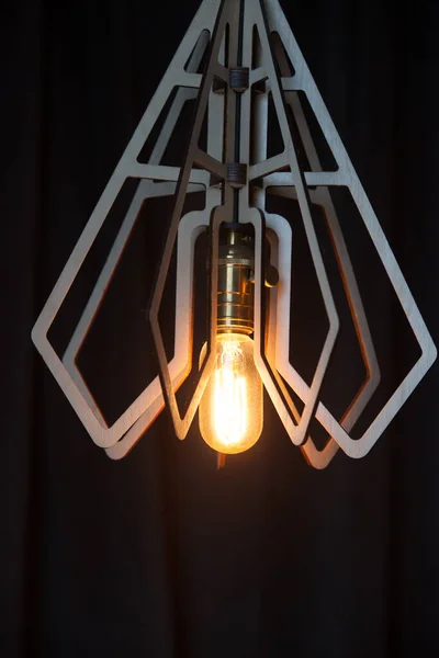 Decoratieve antieke Edison stijl gloeilamp tegen een bruine muur achtergrond — Stockfoto